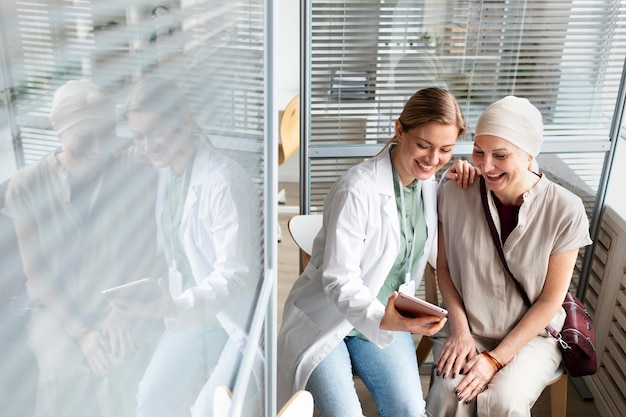 Mujer de mediana edad con cáncer de piel hablando con su médico