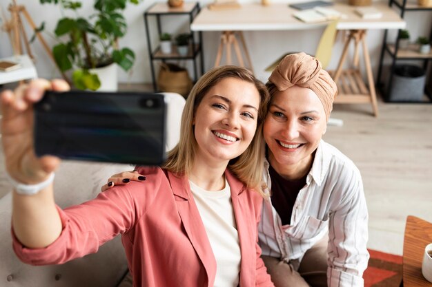 Mujer de mediana edad con cáncer de piel pasar tiempo con su amiga