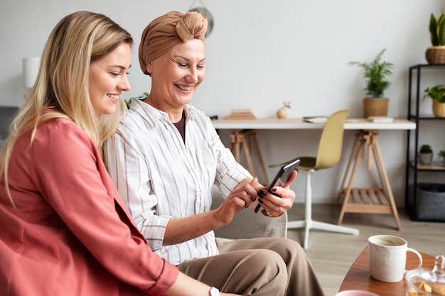 Foto gratuita mujer de mediana edad con cáncer de piel pasar tiempo con su amiga