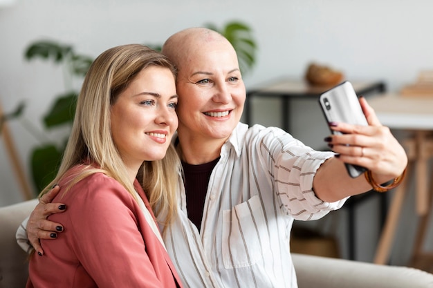 Mujer de mediana edad con cáncer de piel pasar tiempo con su amiga