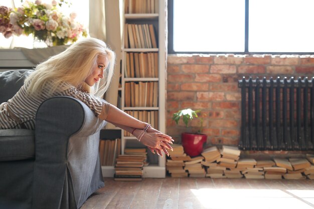 Mujer de mediana edad en casa