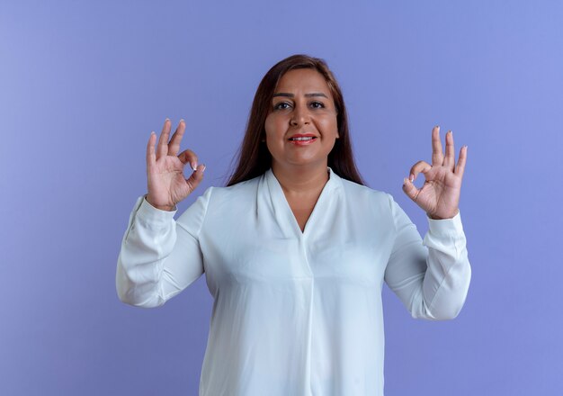 Mujer de mediana edad caucásica casual complacida mostrando gesto okey