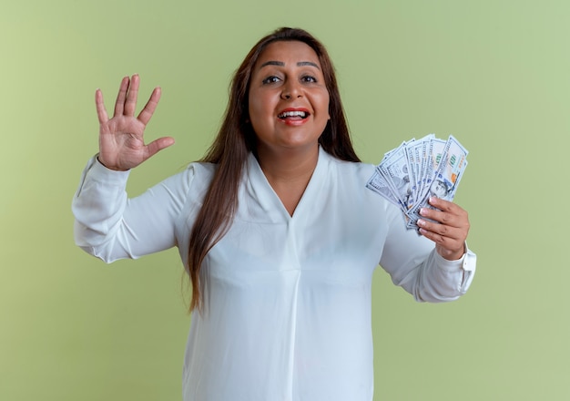 Foto gratuita mujer de mediana edad caucásica casual complacida sosteniendo dinero y mostrando cuatro