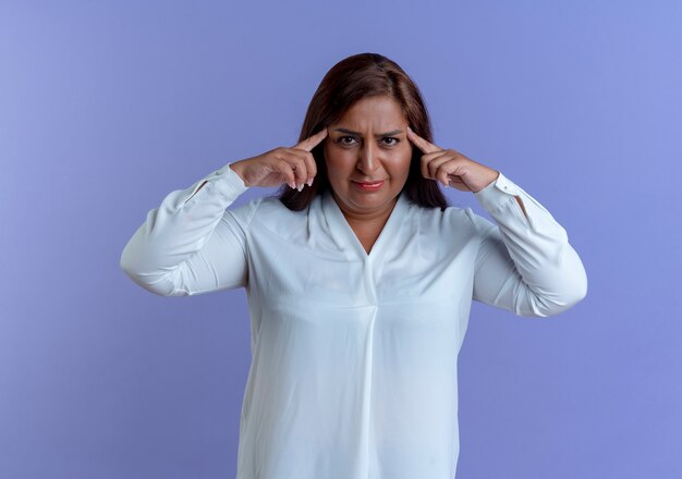 Mujer de mediana edad caucásica casual poniendo los dedos en la frente