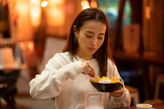 Mujer de mediana edad divirtiéndose en el restaurante