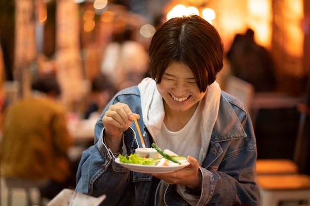 Mujer de mediana edad divirtiéndose en el restaurante