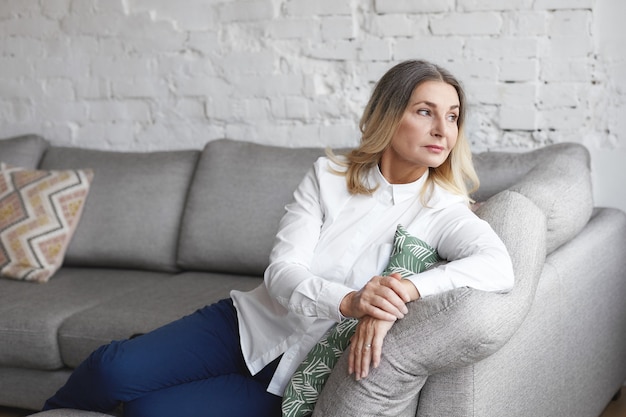 Mujer de mediana edad expresiva posando