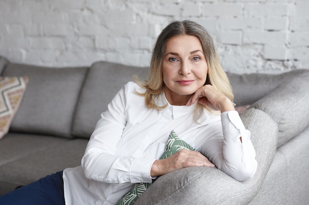 Mujer de mediana edad expresiva posando