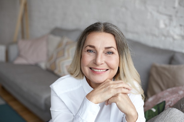 Foto gratuita mujer de mediana edad expresiva posando