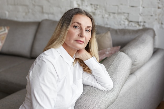 Mujer de mediana edad expresiva posando