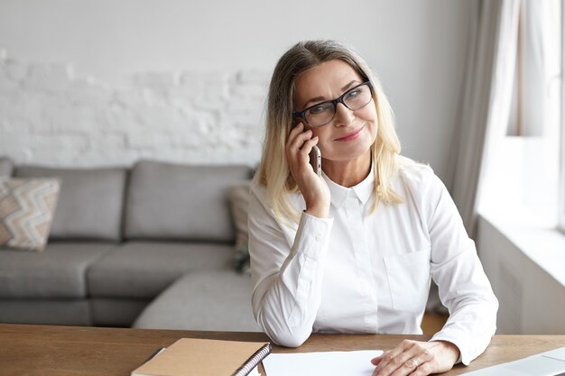 Mujer de mediana edad expresiva posando