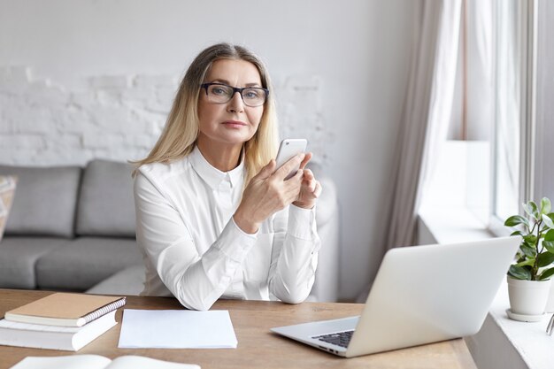 Mujer de mediana edad expresiva posando