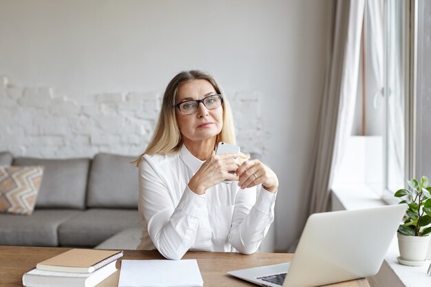 Mujer de mediana edad expresiva posando