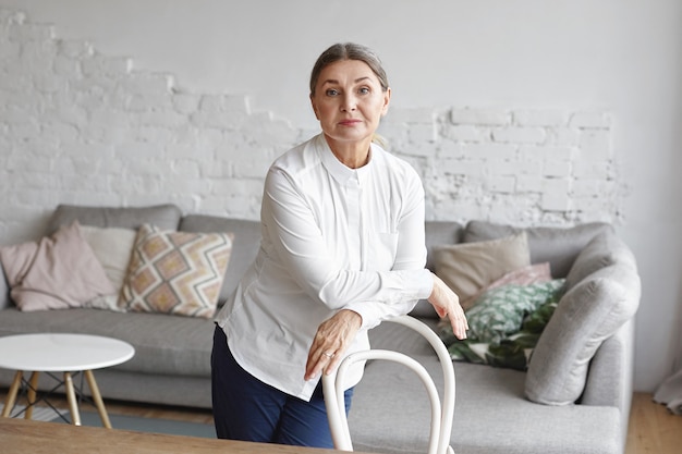 Mujer de mediana edad expresiva posando