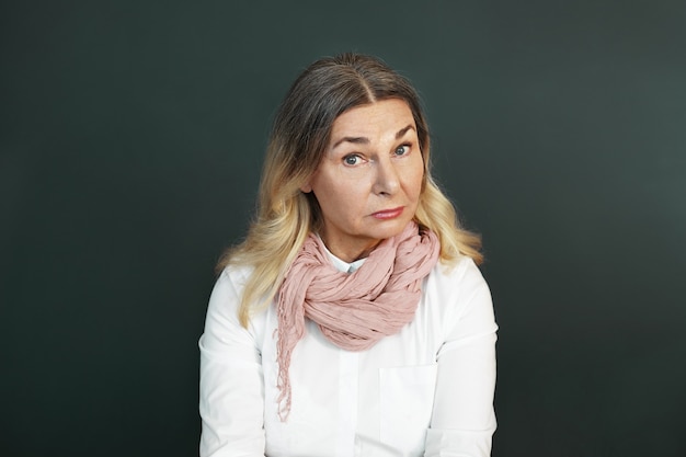 Mujer de mediana edad expresiva posando