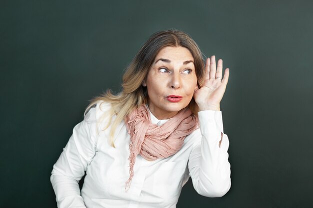 Mujer de mediana edad expresiva posando