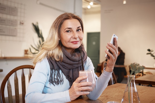 Mujer de mediana edad expresiva posando