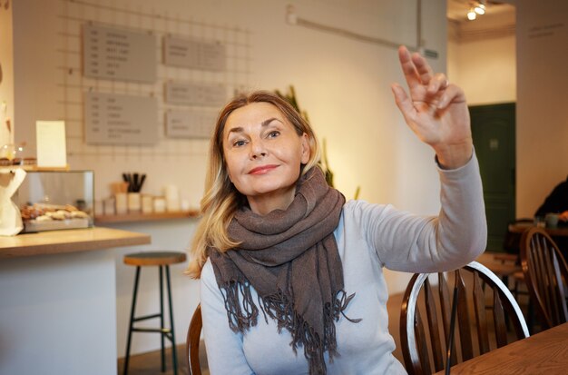 Mujer de mediana edad expresiva posando