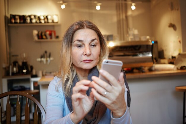 Mujer de mediana edad expresiva posando