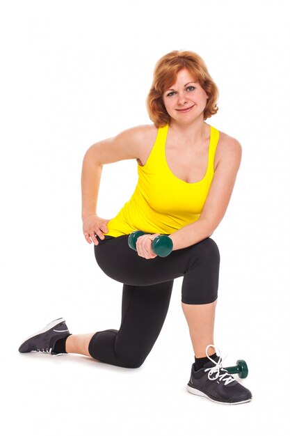 Mujer de mediana edad feliz haciendo ejercicio con pesas