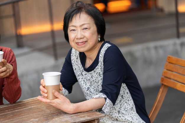 Mujer de mediana edad sonriendo y pasando un buen rato