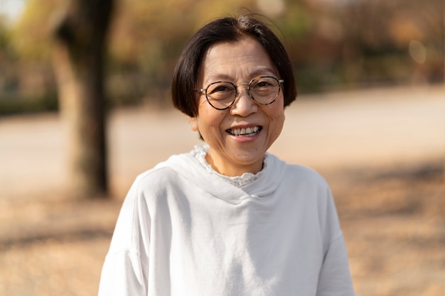 Mujer de mediana edad sonriendo y pasando un buen rato