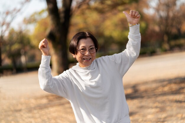 Mujer de mediana edad sonriendo y pasando un buen rato