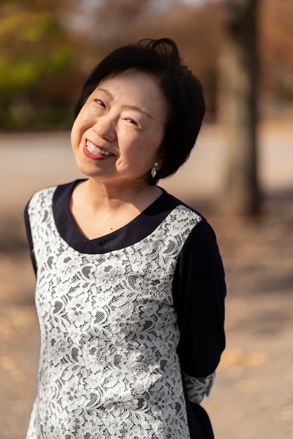 Mujer de mediana edad sonriendo y pasando un buen rato