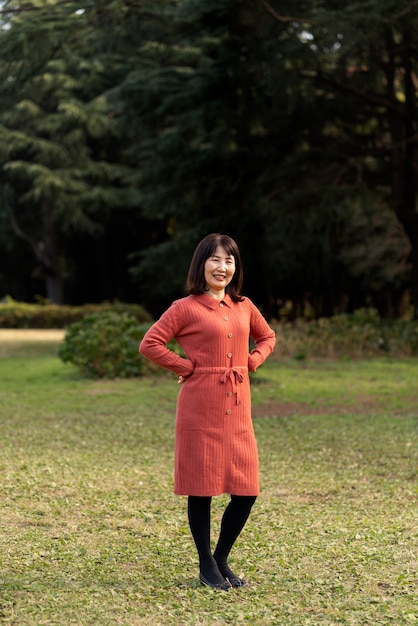 Mujer de mediana edad sonriendo y pasando un buen rato