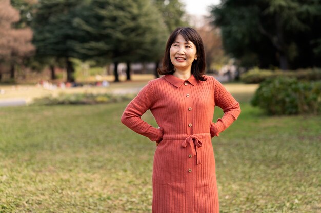 Mujer de mediana edad sonriendo y pasando un buen rato