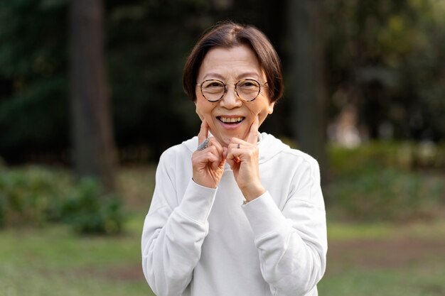 Mujer de mediana edad sonriendo y pasando un buen rato