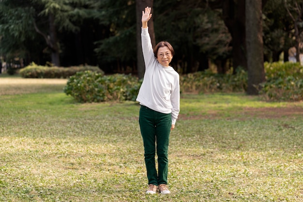 Mujer de mediana edad sonriendo y pasando un buen rato