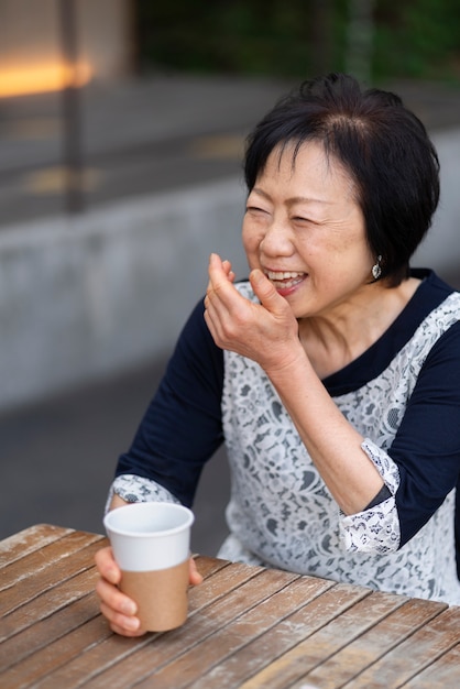 Mujer de mediana edad sonriendo y pasando un buen rato