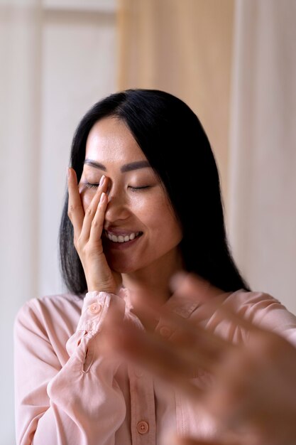 Mujer de mediana edad sonriente posando tiro medio