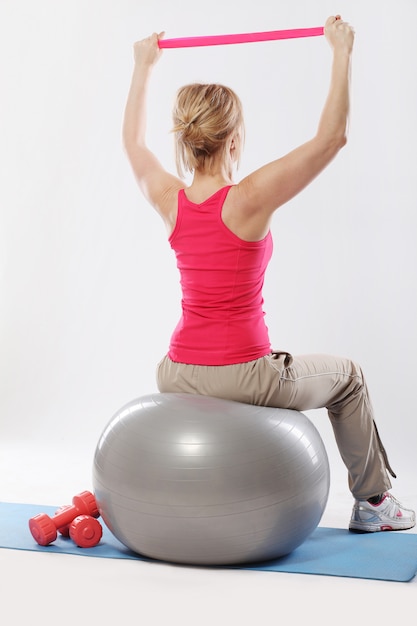 Mujer de mediana edad trabajando con pelota