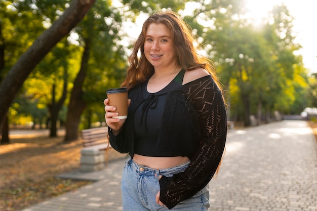 Mujer de mediana talla posando al aire libre