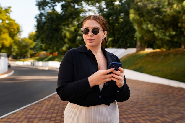 Foto gratuita mujer de mediana talla posando al aire libre