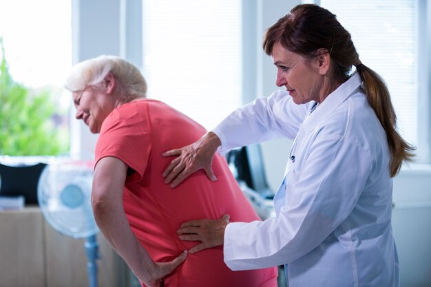 Mujer médico examina a un paciente