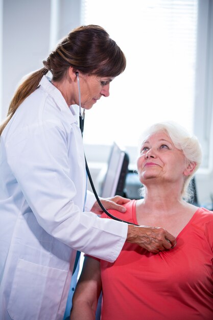 Mujer médico examina a un paciente