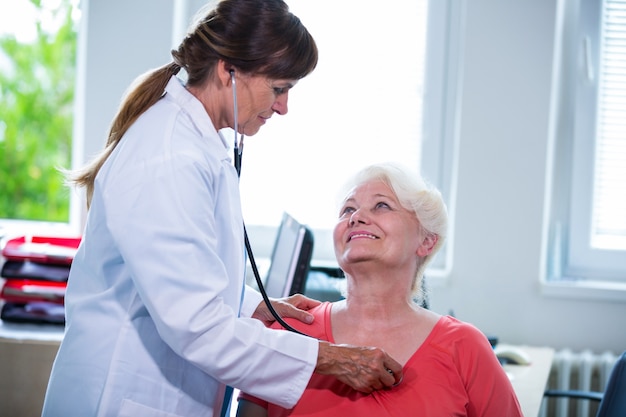 Mujer médico examina a un paciente