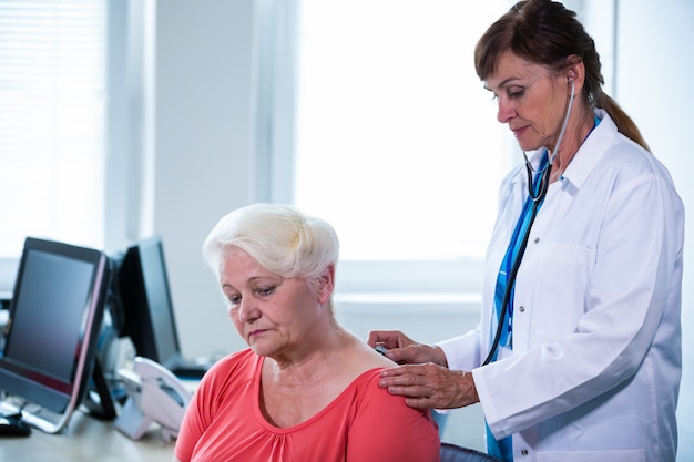 Mujer médico examina a un paciente