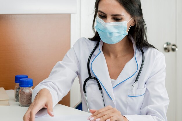 Mujer médico que trabaja en el hospital