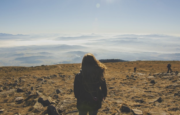 Foto gratuita mujer en medio de las montañas del desierto