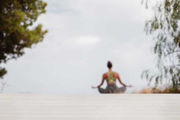 Mujer meditando al aire libre