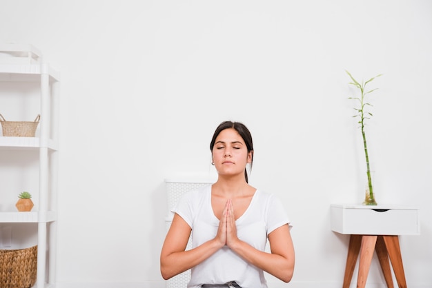 Mujer meditando en casa