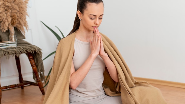 Mujer meditando en casa