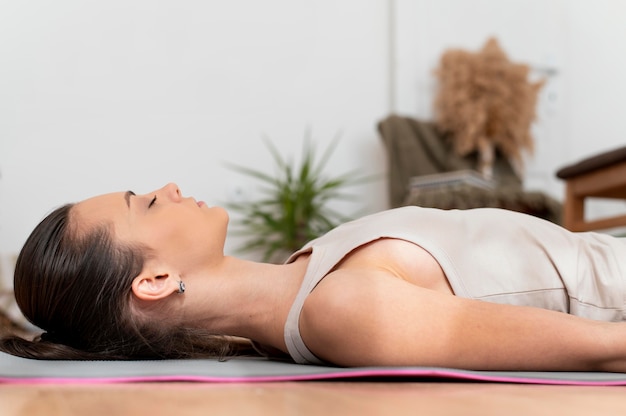 Mujer meditando en casa