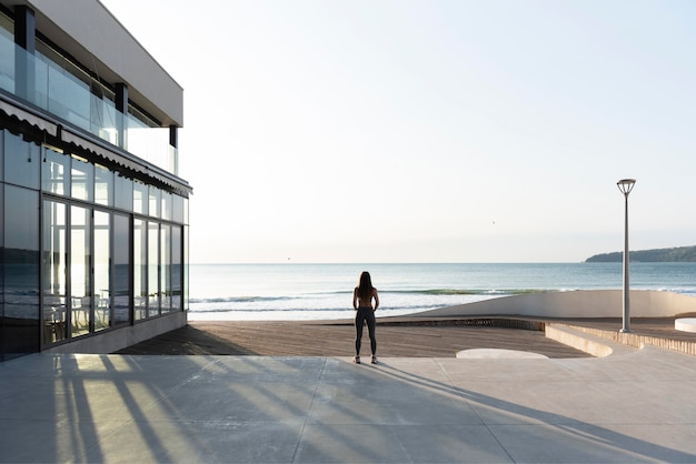 Mujer meditando cerca de la playa