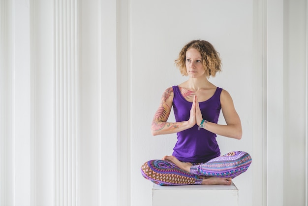 Mujer meditando en cubo