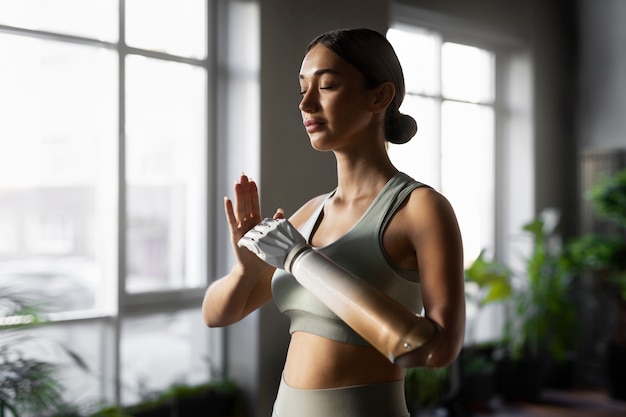 Foto gratuita mujer meditando en el interior vista lateral